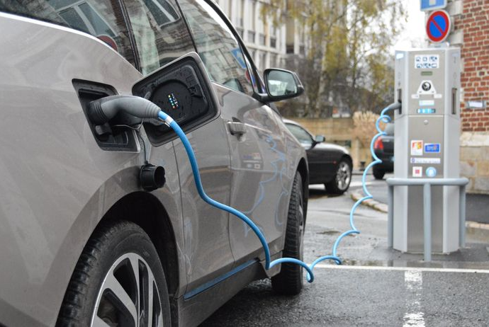 Elektromobillər üçün II və III səviyyə enerji doldurucuları idxal rüsumundan - AZAD EDİLİB
