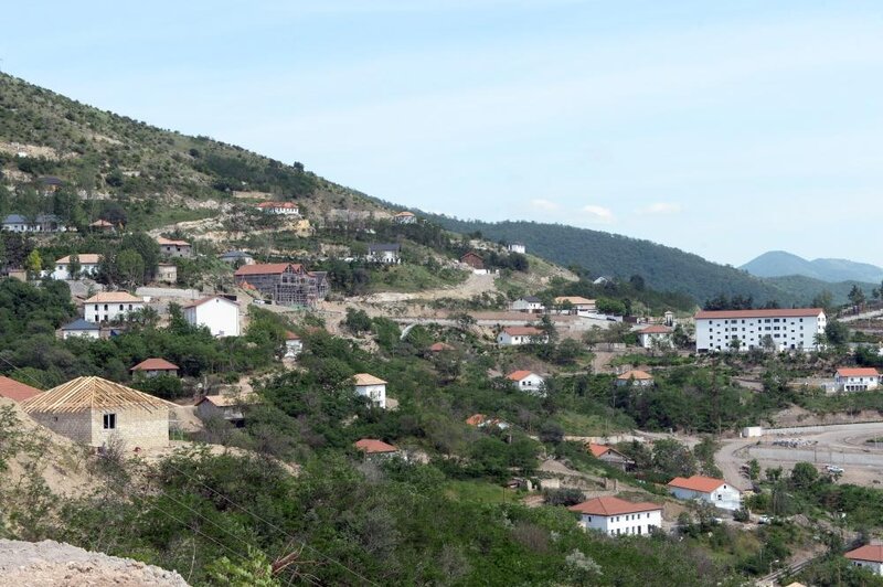 Həkəri çayının sahilində 