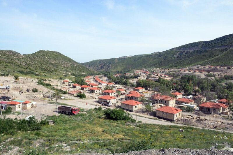 Həkəri çayının sahilində 