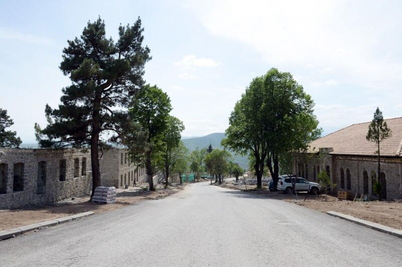 Həkəri çayının sahilində 