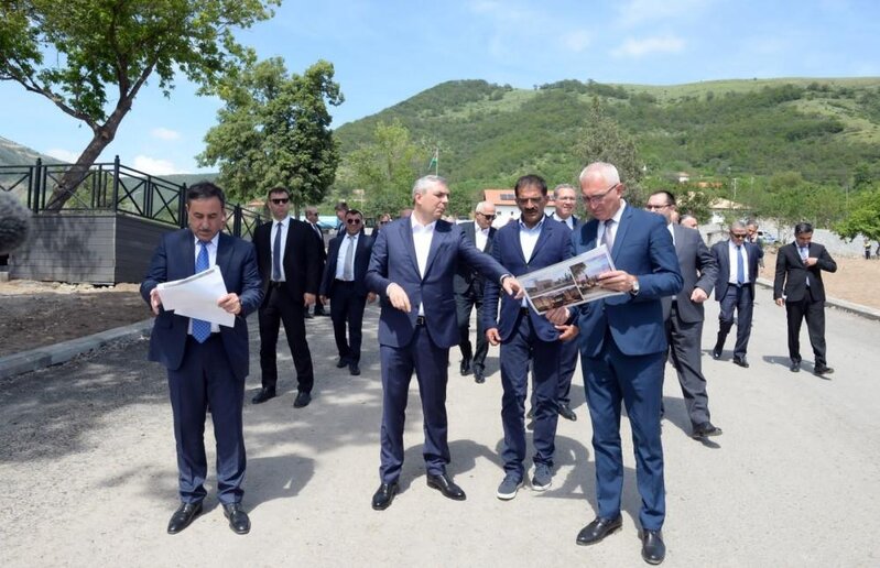 Həkəri çayının sahilində 