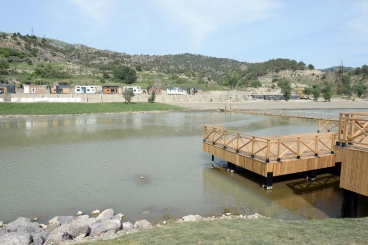 Həkəri çayının sahilində 