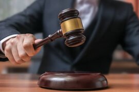 Dövlət torpaq sahəsi ilə birgə mağazanı 26 min manata satdı