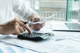 Sağlamlığı pozulmuş işçiyə müəssisənin verdiyi ödənclər gəlirdən çıxılan xərclərə aid edilə bilərmi?