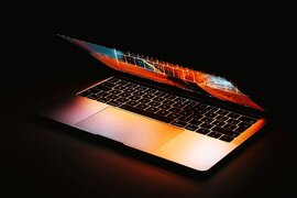 "Apple" ilk sensor ekranlı noutbukunu təqdim edəcək