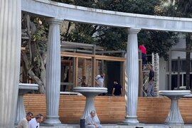 Fəvvarələr meydanında tikinti işləri dayandırıldı, qanunsuz tikili sökülür