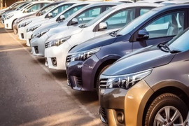 "Hyundai IX-35" 8500 manat, "Land Rover" 8000-14000 manat, "BMW 740" 8