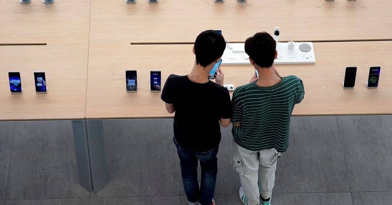 Çində smartfon satışı 10 illik minimuma düşüb