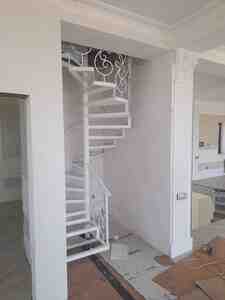 Dəmir pillənkənlərin yerində yığılması işləri Dəmir pillənkənlərin yerində yığılması işləri