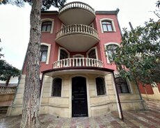 Bakıxanovda 8 otaqlı villa satılır