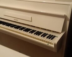 Cexiya istehsalı Petrof pianinosu