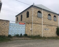 Şəmkir rayonu Dəllər qəsəbəsinin girişində həyət evi