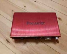 Focusrite Scarlett 2i2 səs interfeysi