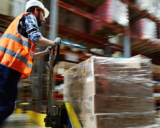 Məhsul yığan fəhlə