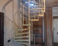 Dəmir Pilləkənlərin yerində yığılması işi görülür