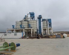 Novxani beton satis yolu ustunde