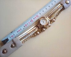 Женские наручные часы со стразами