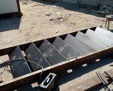 Metal məhəccərlər və pilləkən