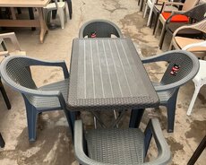 Набор пластиковых стульев