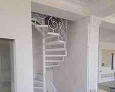 Dəmir pillənkənlərin yerində yığılması işləri