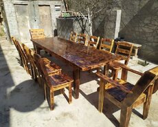 деревянный стол и стулья