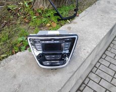 "Hyundai Elantra 2015" monitoru