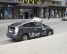 Uber taksi sürücüsü tələb olunur
