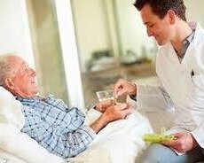 Услуги мужчин и женщин по уходу за пациентами/пожилыми людьми
