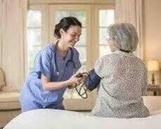 Услуга по уходу за пациентами/пожилыми людьми у нас есть на дому