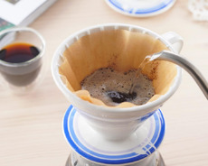 Синий кофейник для заваривания кофе