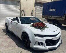 Автомобиль жениха — Camaro.