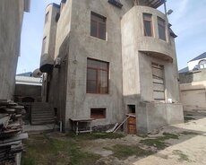 M.q.qarayev həyət evi satilir . 5 sot 4 mertebe 7 otaq kupca