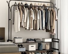 Большая вместимость: можно организовать повседневную или сезонную одежду.