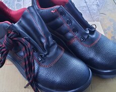 İş üçün təhlükəsiz çəkmələr yəni botinkalar satılır