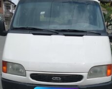 Ford Transit icareye verilir
