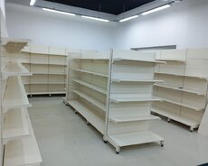 Эти белые торговые полки аккуратно представят вашу продукцию в магазине.