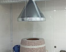 Круглая печь, покрытая мозаикой. В ресторане или дома