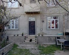 Продается 5-комнатный дом с внутренним двориком на участке 2 акра