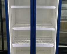 Двухдверная вертикальная холодильная витрина. Аккуратно разложенные продукты внутри