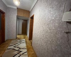 Рядом с автобусной станцией и станцией метро