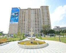 Напротив комплекса Гейдара Алиева