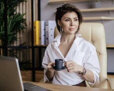 Высокообразованная женщина-менеджер