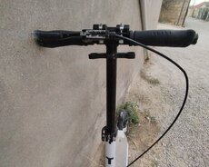 Tormoz u tutur qəşəng skuterdi