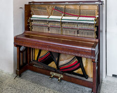 Piano köklenmesi və temiri