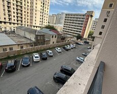 Tibb Universitetının yanında