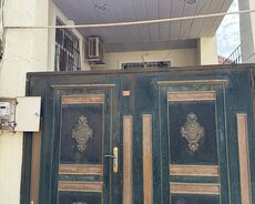 Merkezde yola yaxin 3 otaqli həyət evi