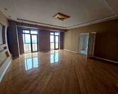 Продается доступная отремонтированная квартира площадью 129 кв. м в Хырдалане за 140 000