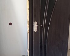 Двери дома очень чистые.
