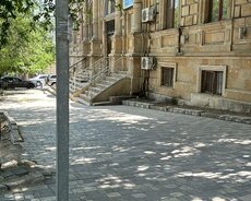 Сдается дом в центре, рядом со станцией метро Низами, со всеми удобствами.