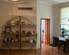 Tibb Universitetinın yanında
